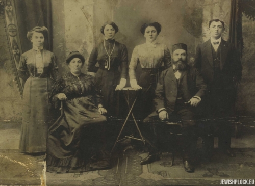 Sitting: Enta Bomzon nee Szrajber and Izrael Abram Bomzon, standing: Dwojra Ides Bomzon, Chawa (Eva) Bomzon, Estera Bomzon, Lejb Bomzon, ca. 1910